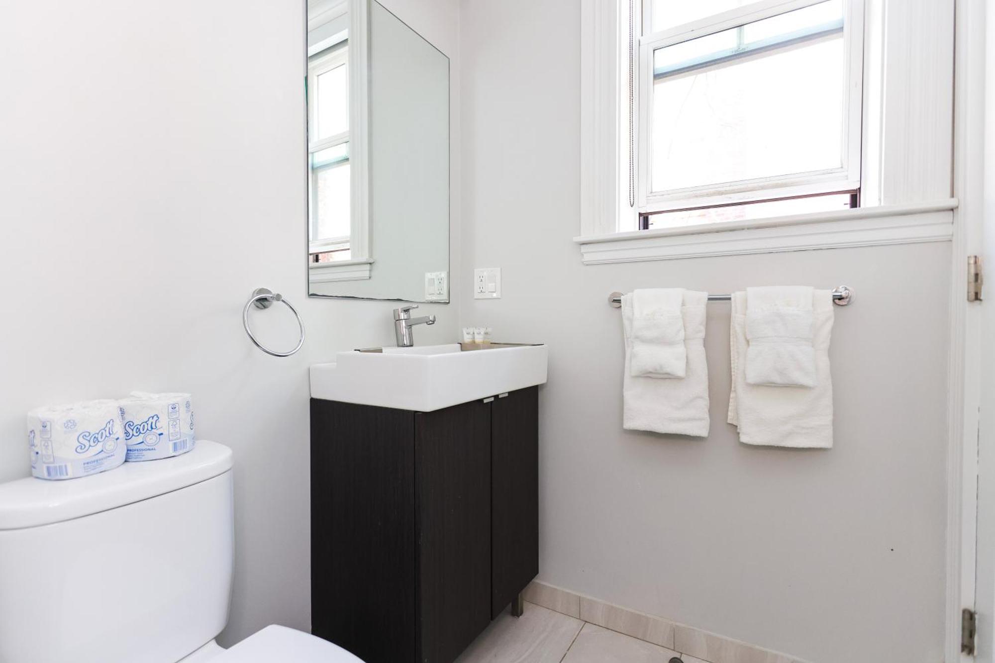 A Stylish Stay W/ A Queen Bed, Heated Floors.. #26 Brookline Extérieur photo